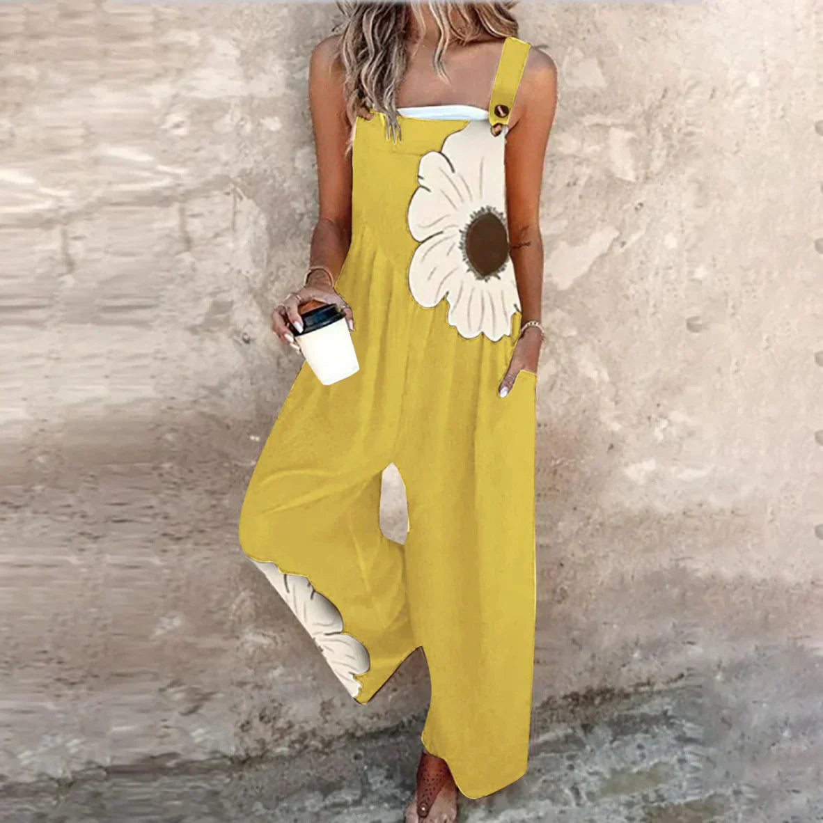 Salopete cu bretele – stil lejer cu model negru