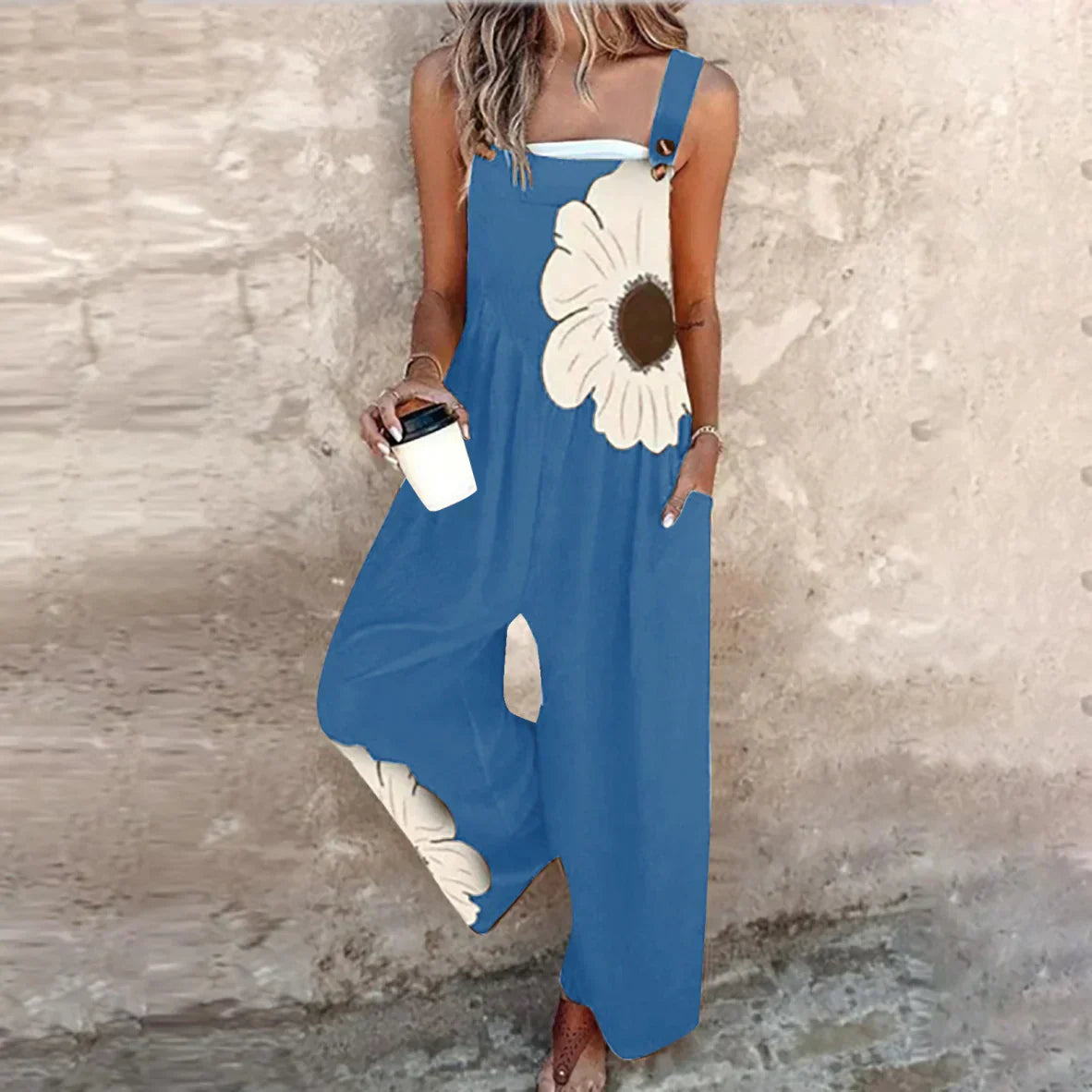 Salopete cu bretele – stil lejer cu model negru