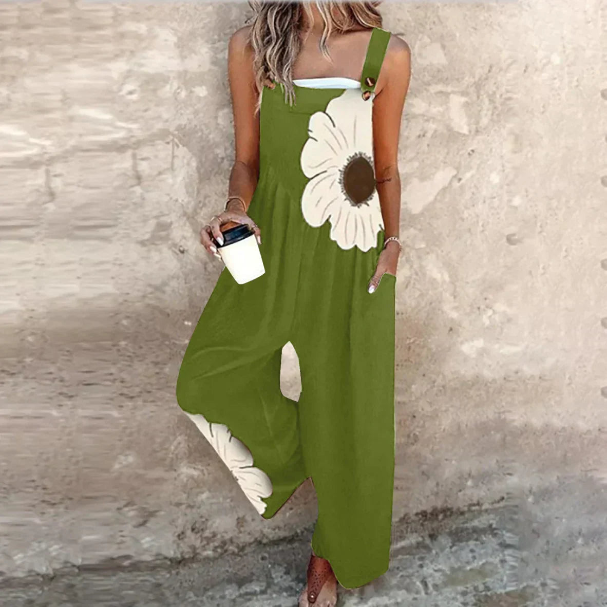 Salopete cu bretele – stil lejer cu model negru