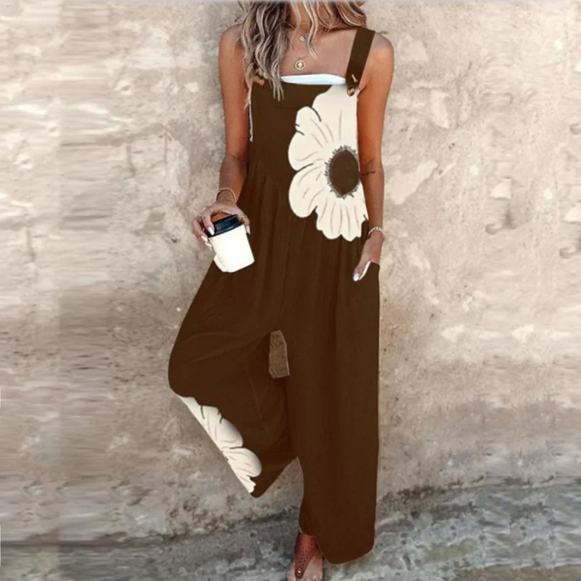 Salopete cu bretele – stil lejer cu model negru